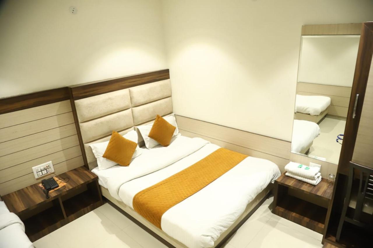 Hotel Malhotra Inn 50 Meter From Golden Temple Amritsar Exteriör bild