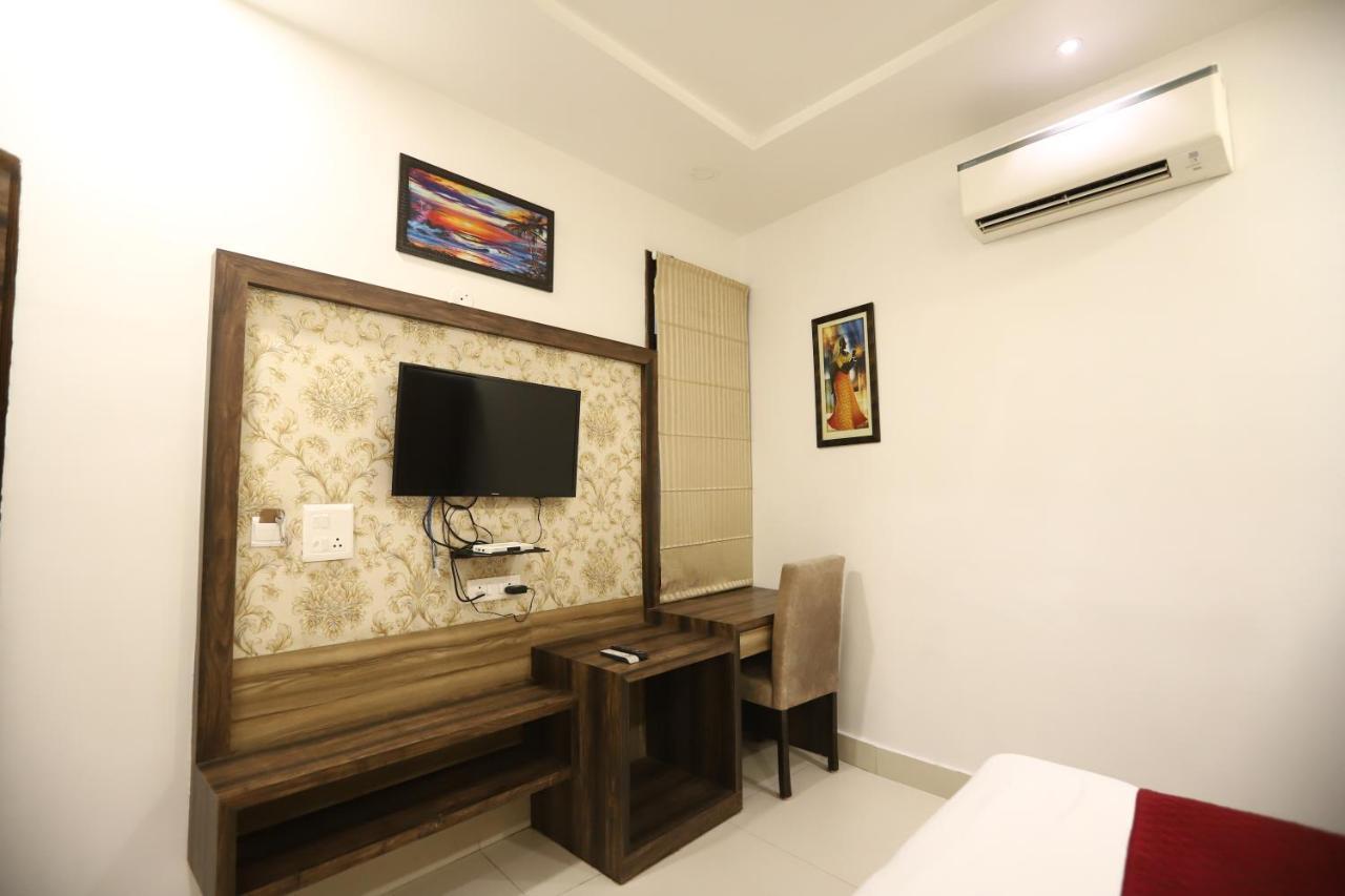 Hotel Malhotra Inn 50 Meter From Golden Temple Amritsar Exteriör bild