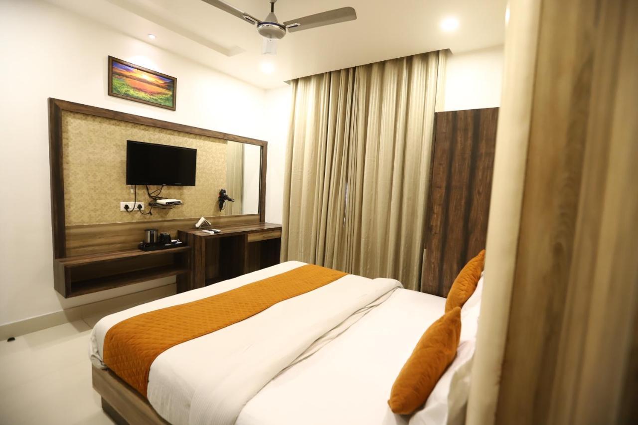 Hotel Malhotra Inn 50 Meter From Golden Temple Amritsar Exteriör bild