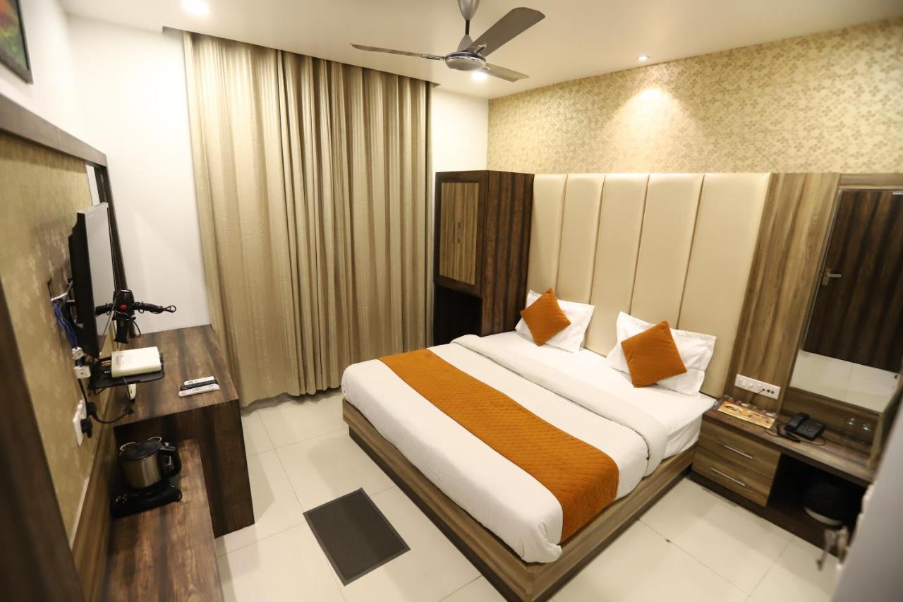 Hotel Malhotra Inn 50 Meter From Golden Temple Amritsar Exteriör bild
