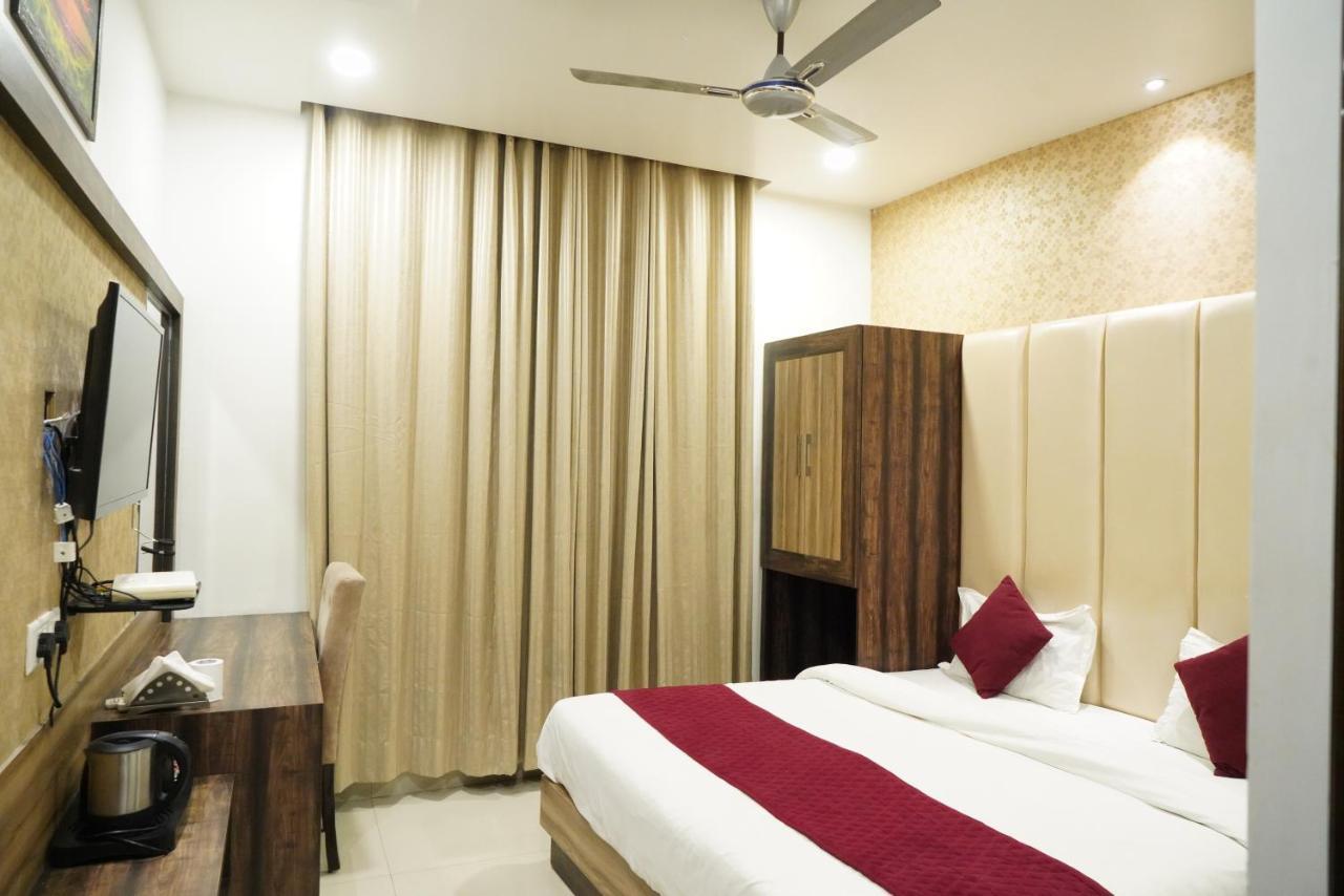 Hotel Malhotra Inn 50 Meter From Golden Temple Amritsar Exteriör bild